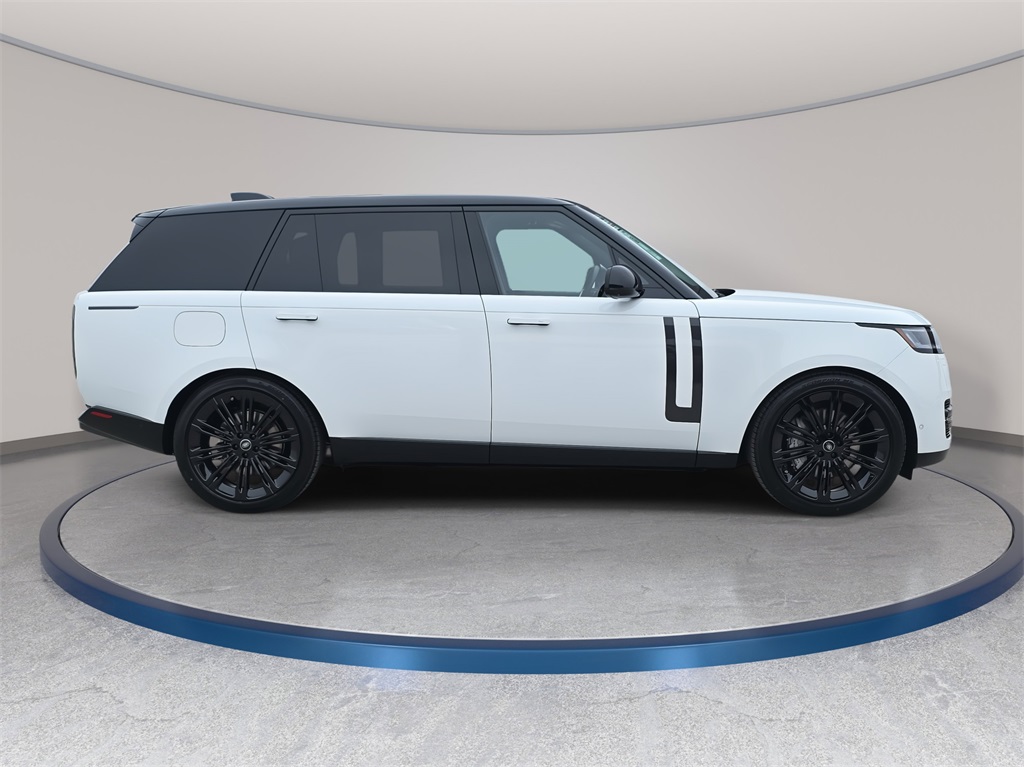 2025 Land Rover Range Rover SE photo 4