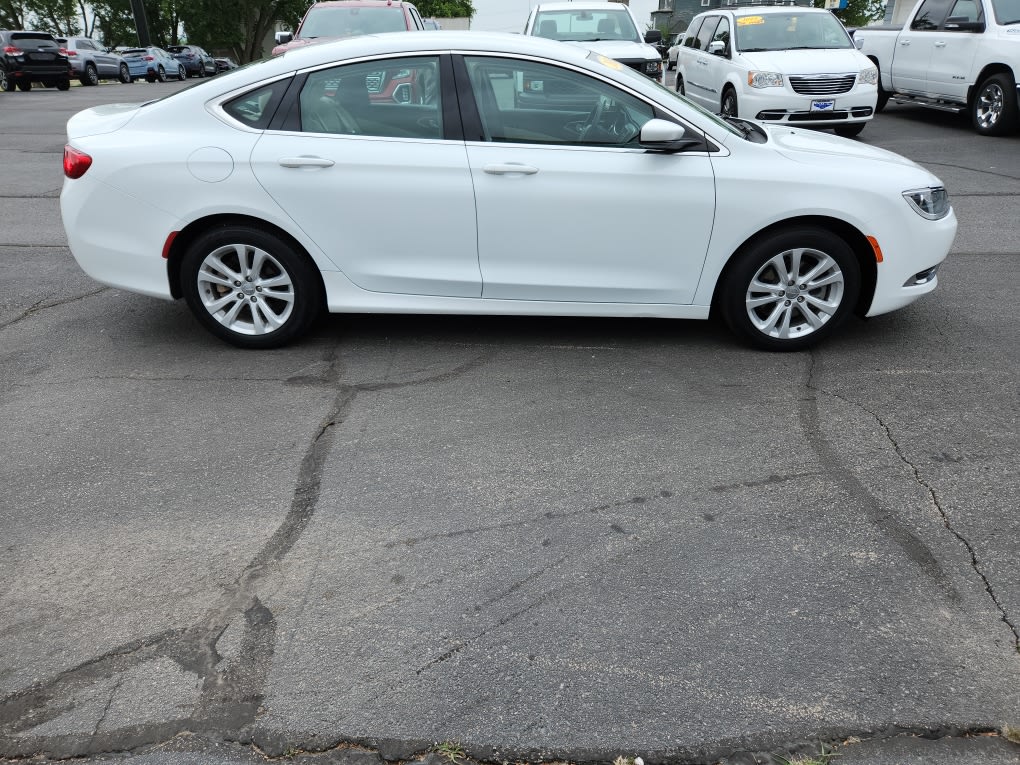 2016 Chrysler 200 Limited photo 2