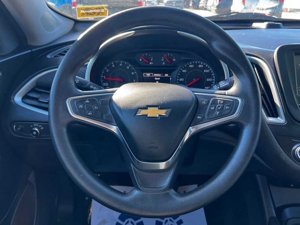 2017 Chevrolet Malibu photo 3