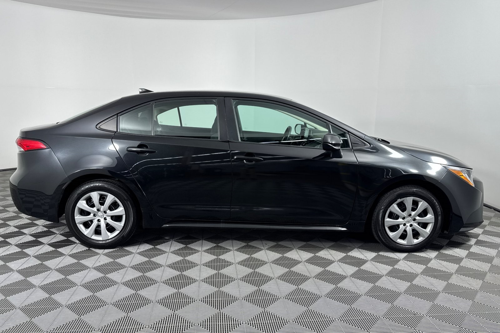 2022 Toyota Corolla LE photo 3