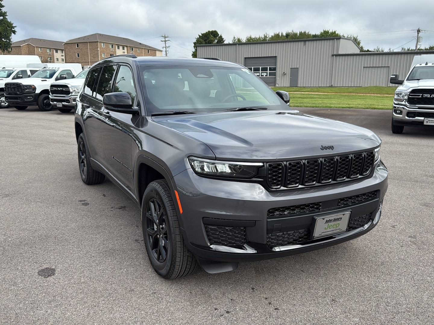 2025 Jeep Grand Cherokee Altitude photo 2