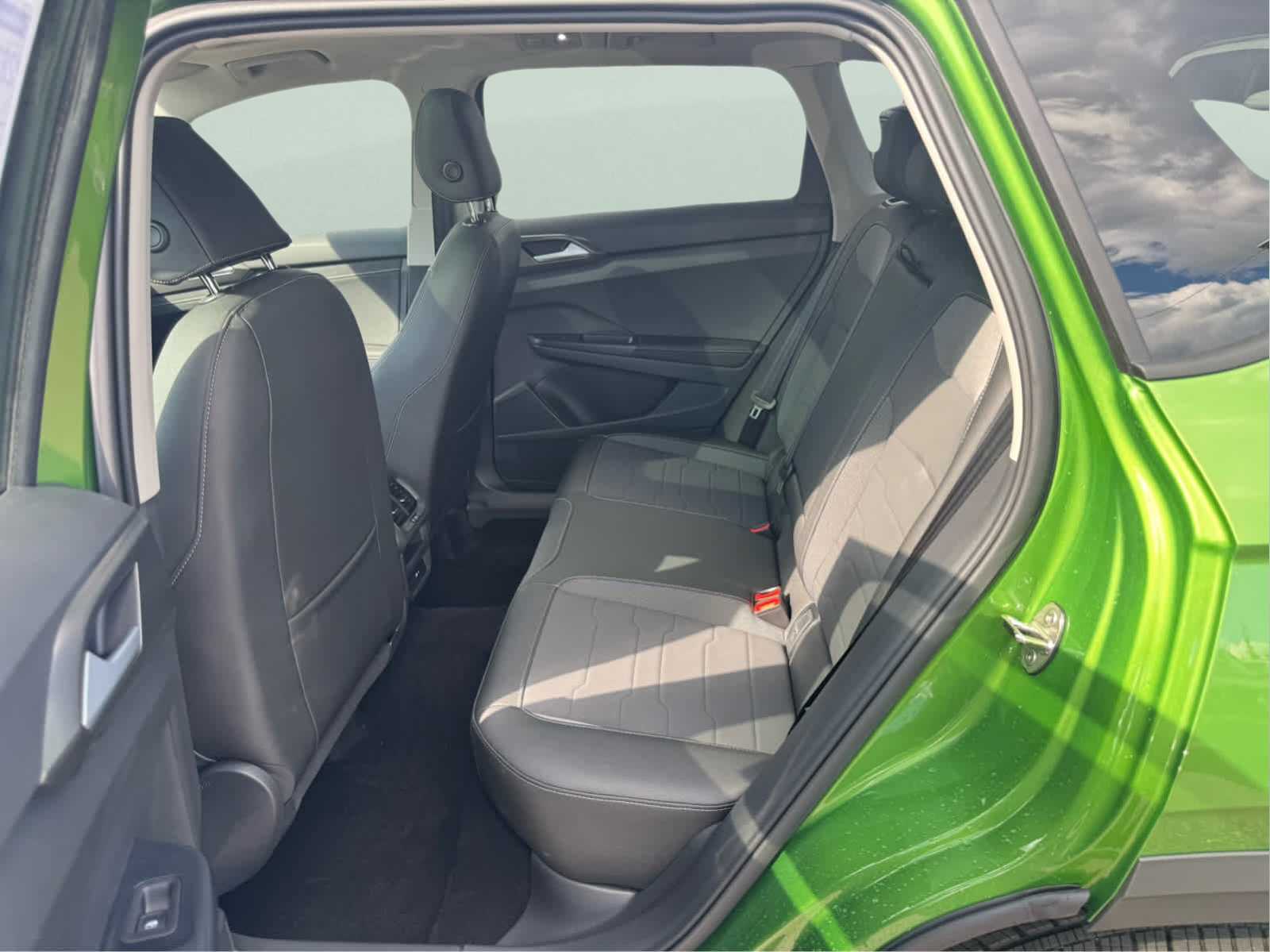 2025 Volkswagen Taos SE photo 30