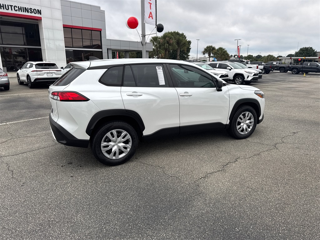 2022 Toyota Corolla Cross L photo 2