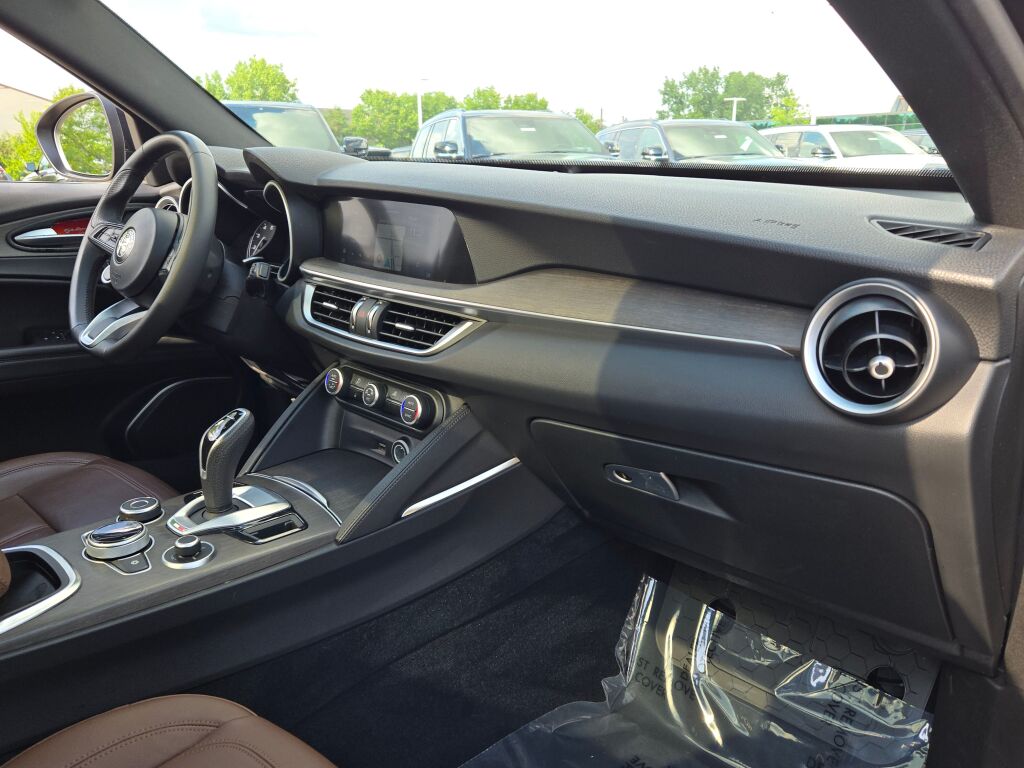 2022 Alfa Romeo Stelvio Ti photo 7