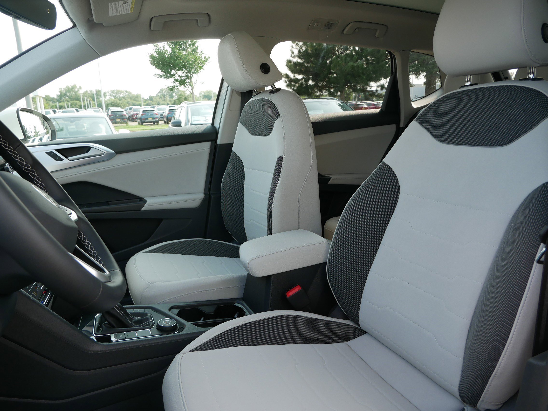 2025 Volkswagen Taos SE photo 4
