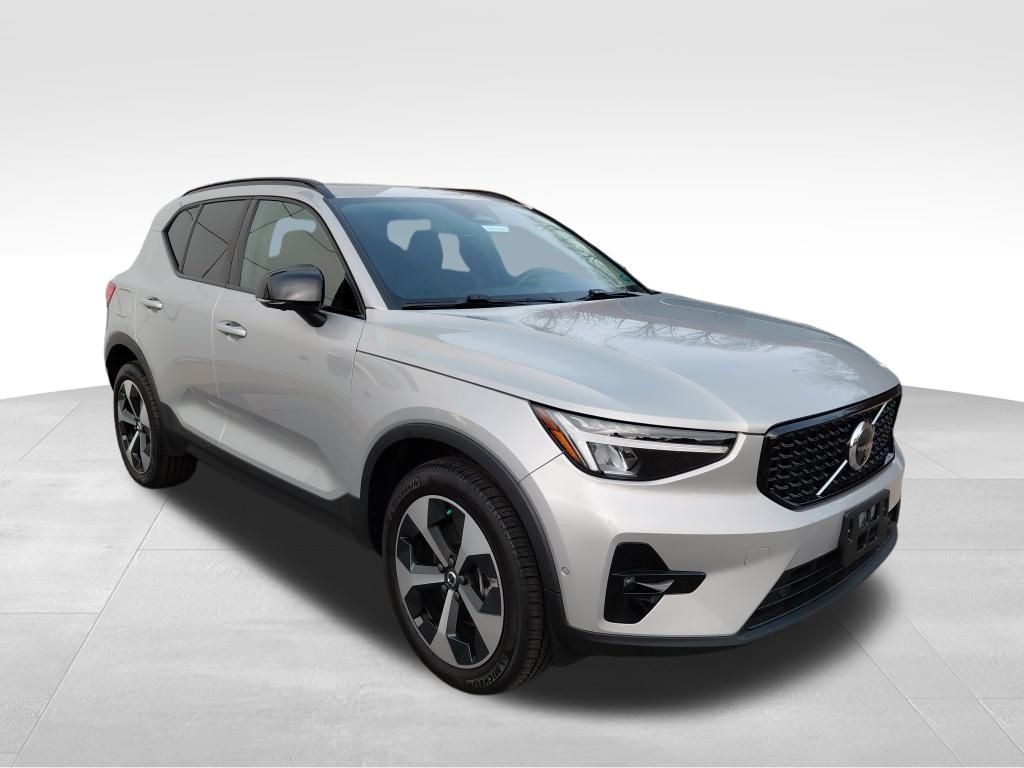 2024 Volvo XC40 Plus photo 3