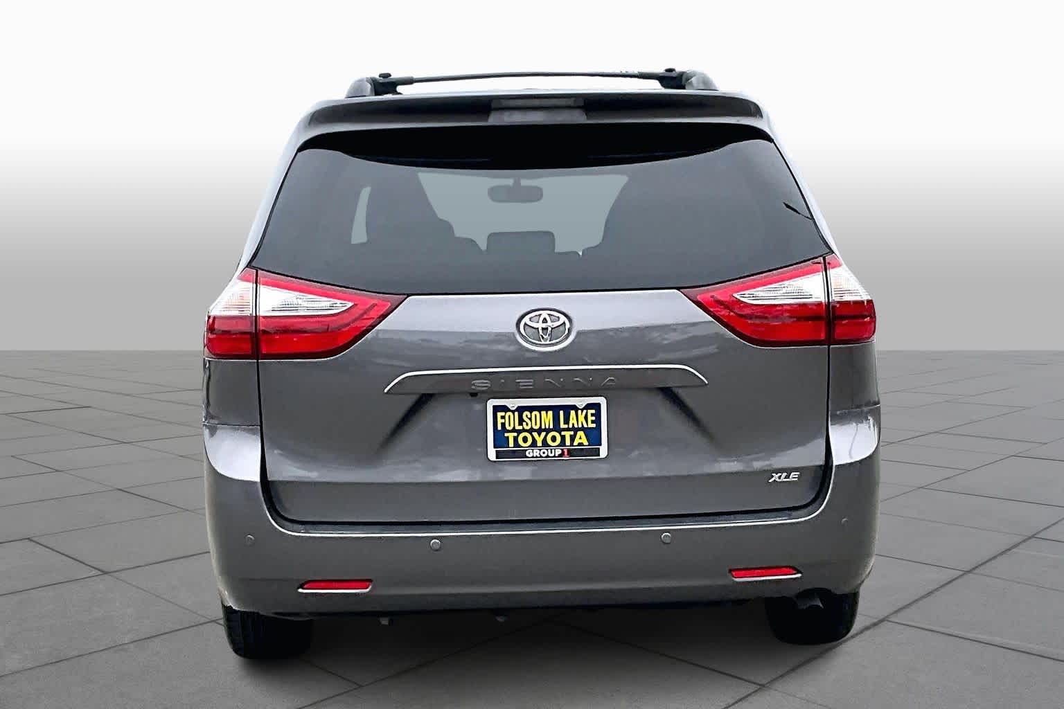 2017 Toyota Sienna XLE photo 4