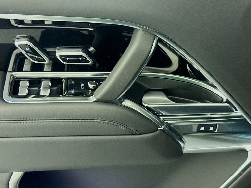 2025 Land Rover Range Rover SE photo 12