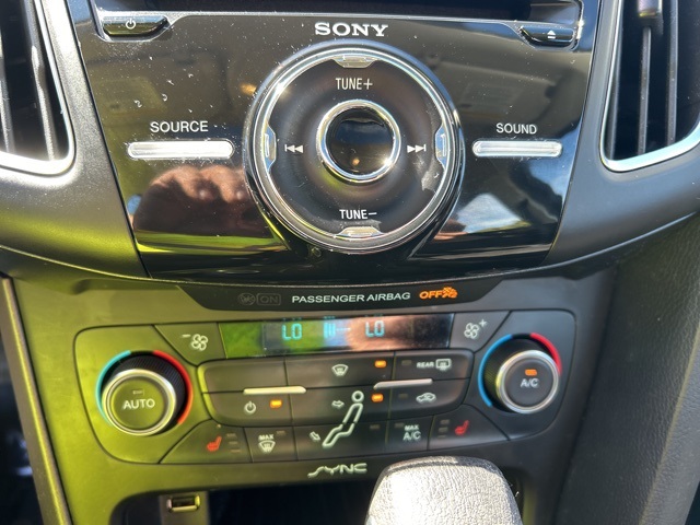 2017 Ford Focus SEL photo 17