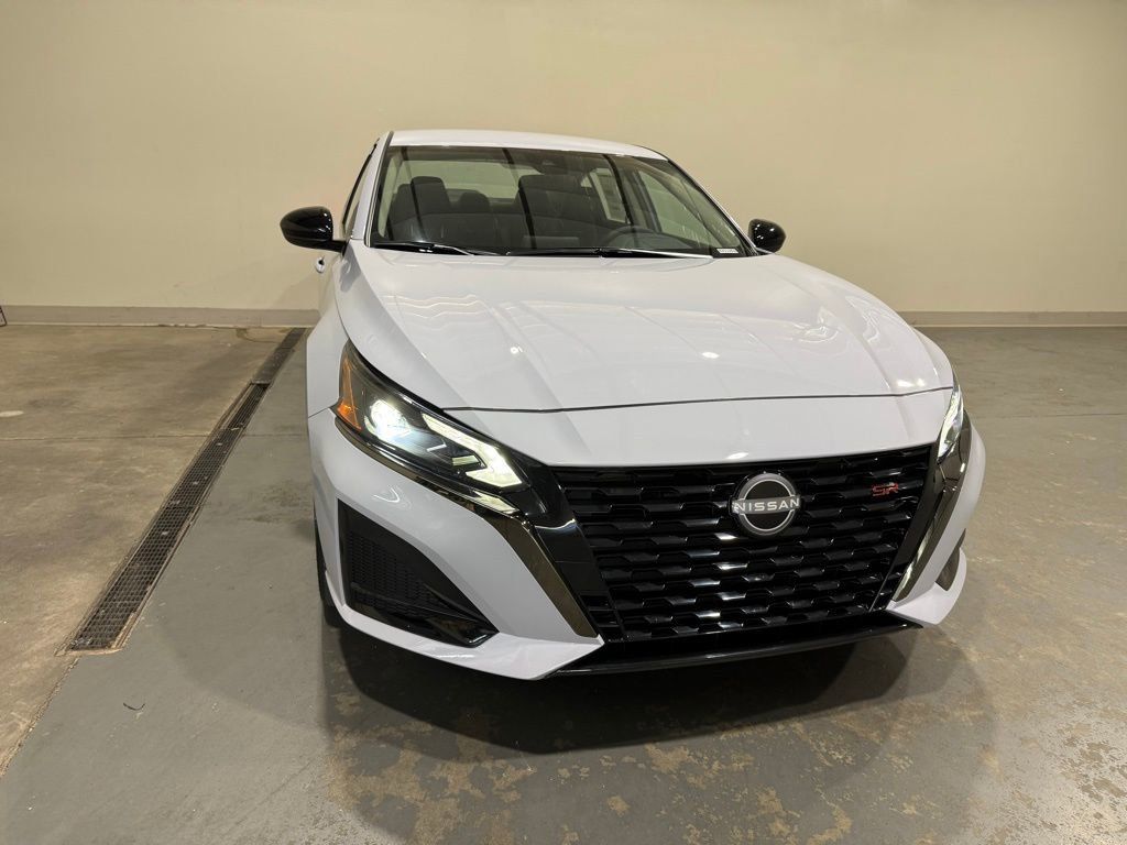 2025 Nissan Altima SR's photo