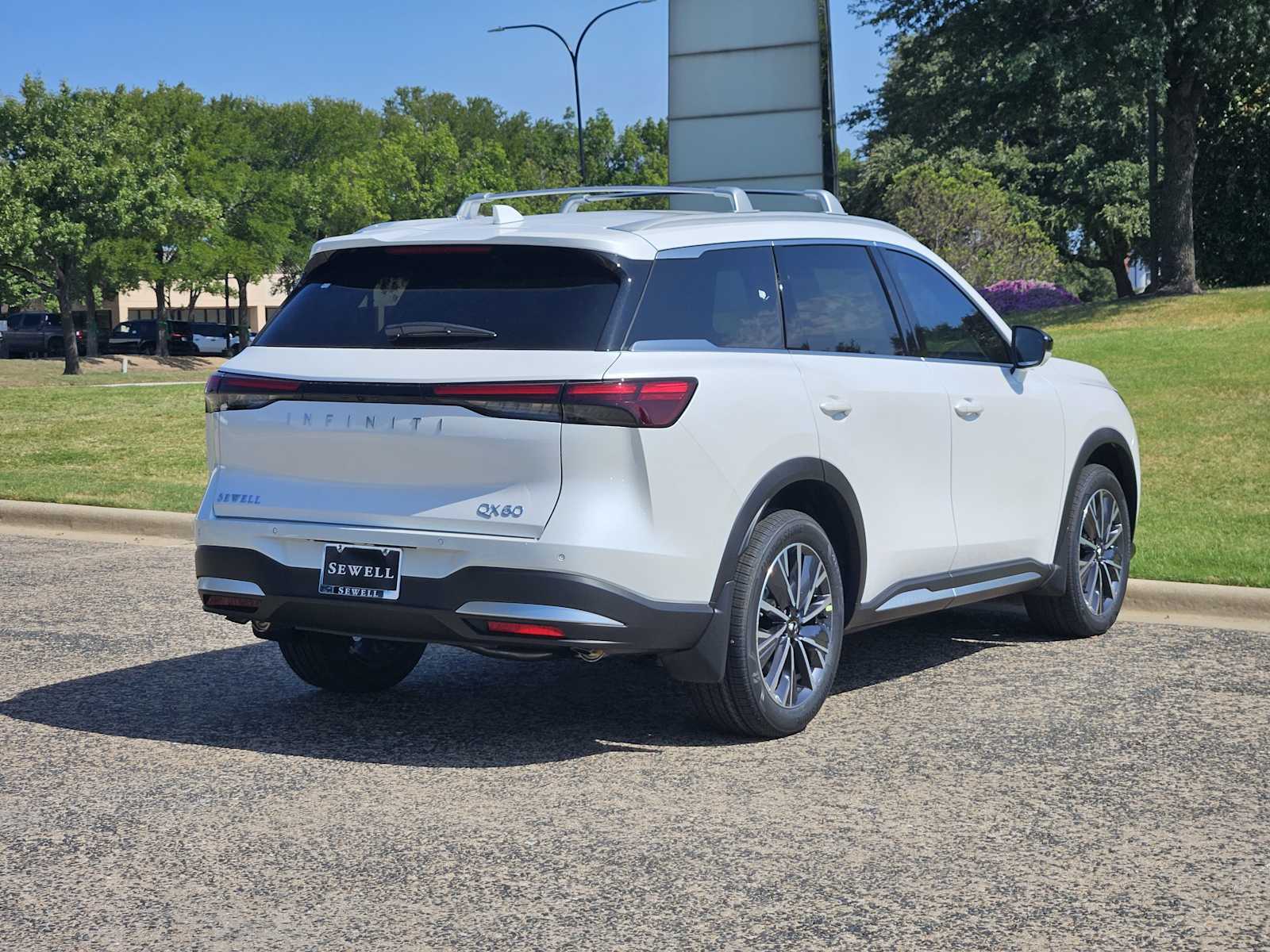 2026 Infiniti QX60 Luxe photo 2