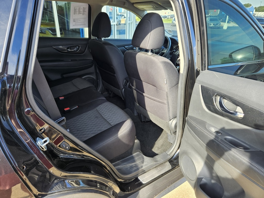 2017 Nissan Rogue SV photo 14