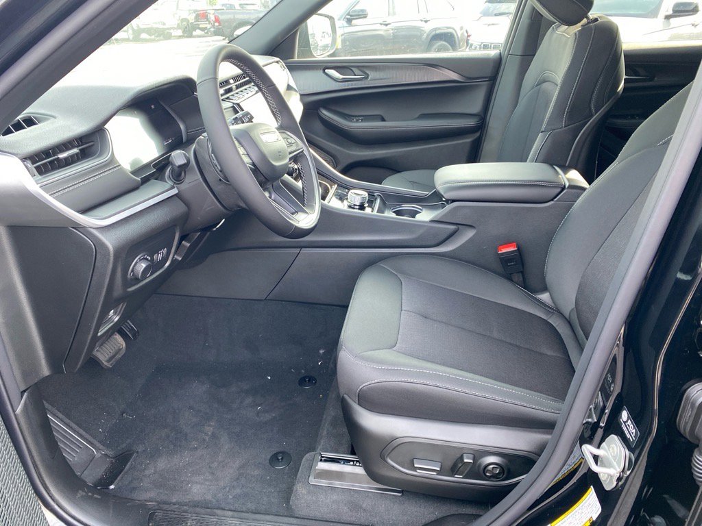 2025 Jeep Grand Cherokee Laredo X photo 3