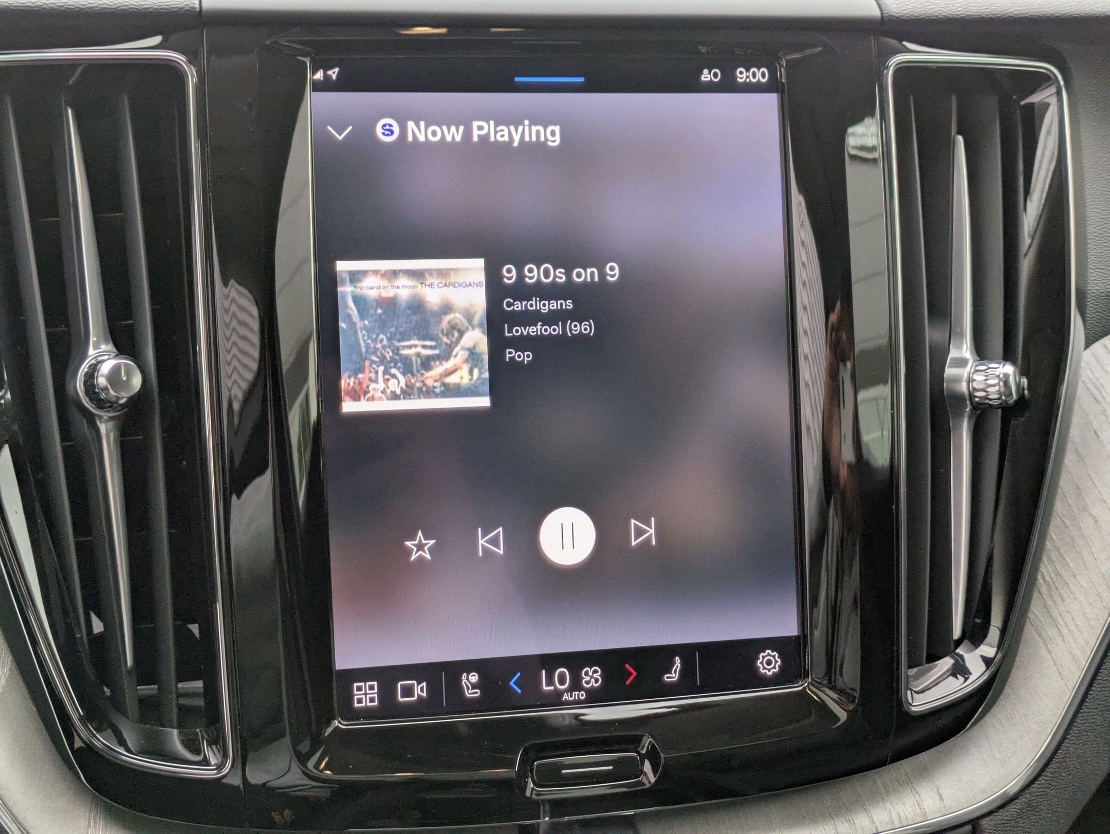 2025 Volvo XC60 Plus photo 18