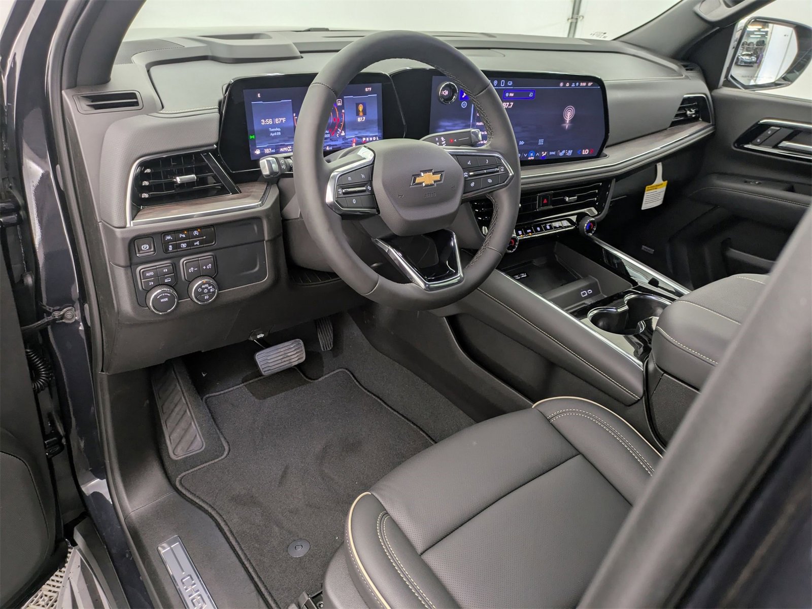 2025 Chevrolet Suburban Premier photo 2