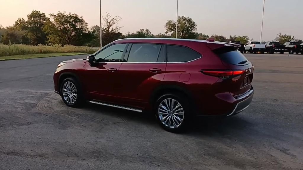 2022 Toyota Highlander Platinum photo 3