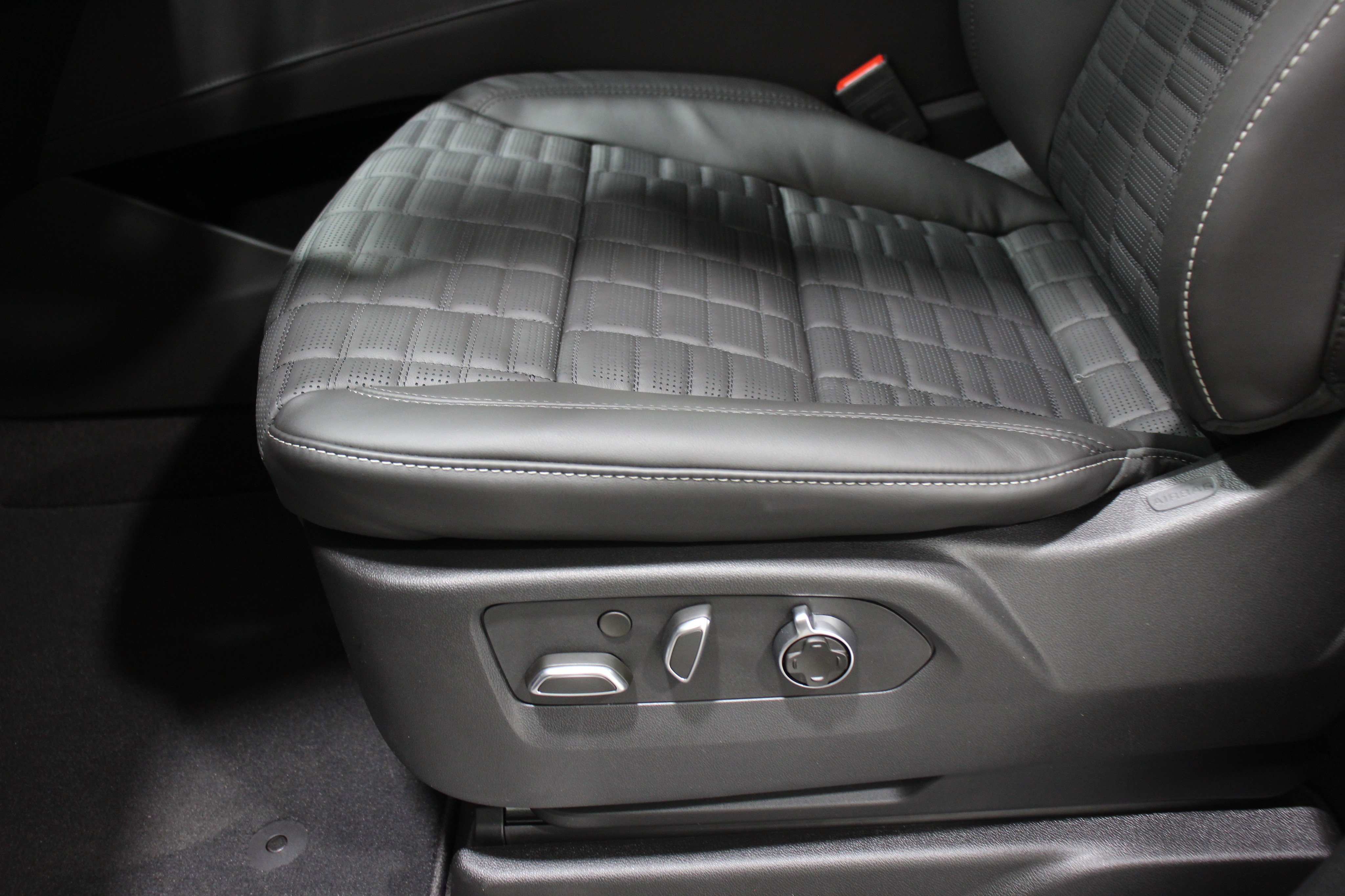 2024 Cadillac Escalade ESV Sport Platinum photo 4