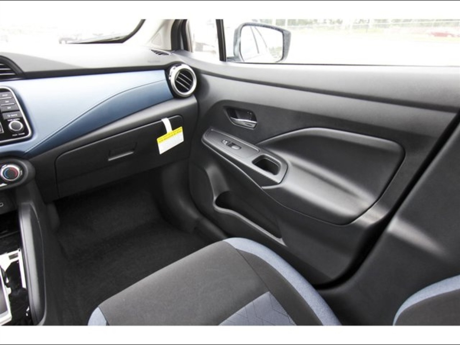 2025 Nissan Versa SV - 8