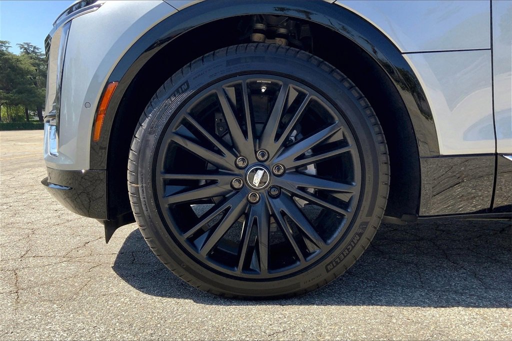 2025 Cadillac Lyriq Luxury photo 13
