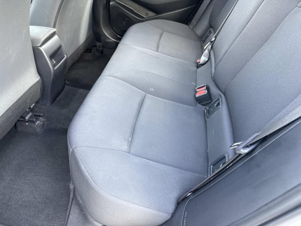 2022 Toyota Corolla LE photo 13