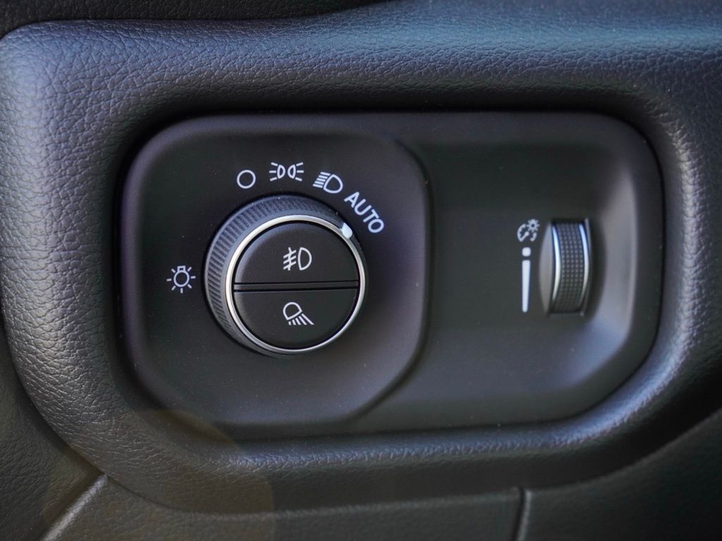 New 2026 Granite Crystal Metallic Clear-Coat Exterior Paint RAM Tradesman image 13