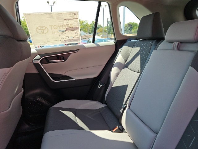 2025 Toyota RAV4 Hybrid XLE photo 18