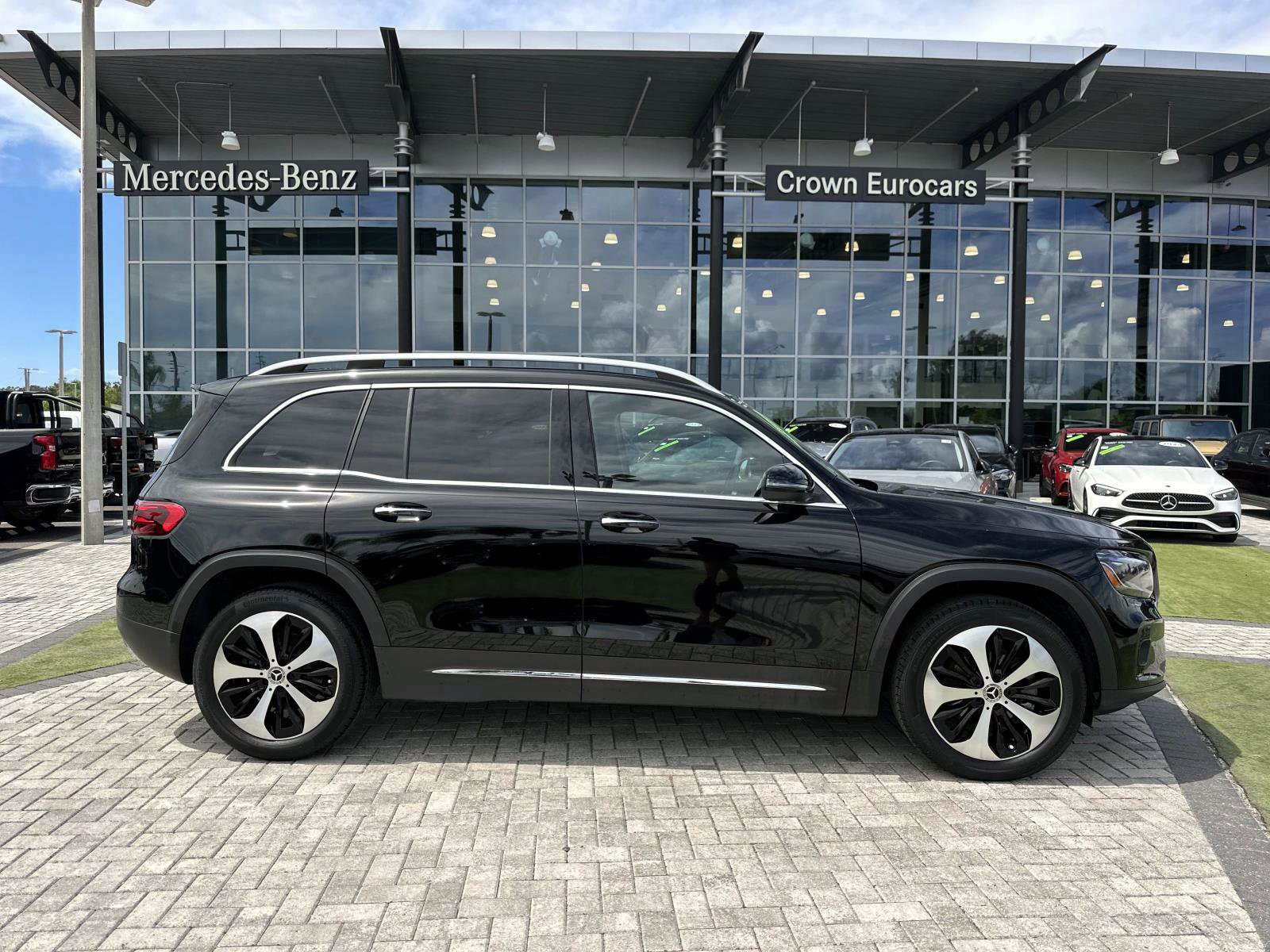 2025 Mercedes Benz GLB 250 photo 3