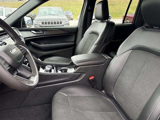 2025 Jeep Grand Cherokee Altitude photo 4