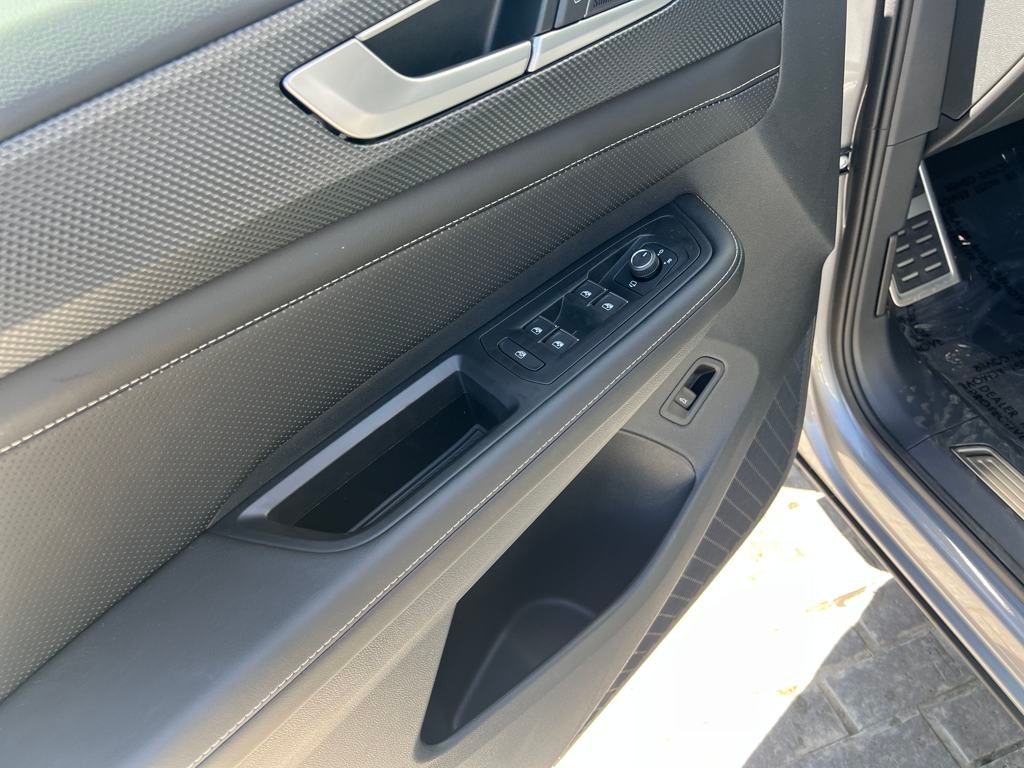 2025 Volkswagen Atlas Cross Sport SEL Premium R-Line photo 9