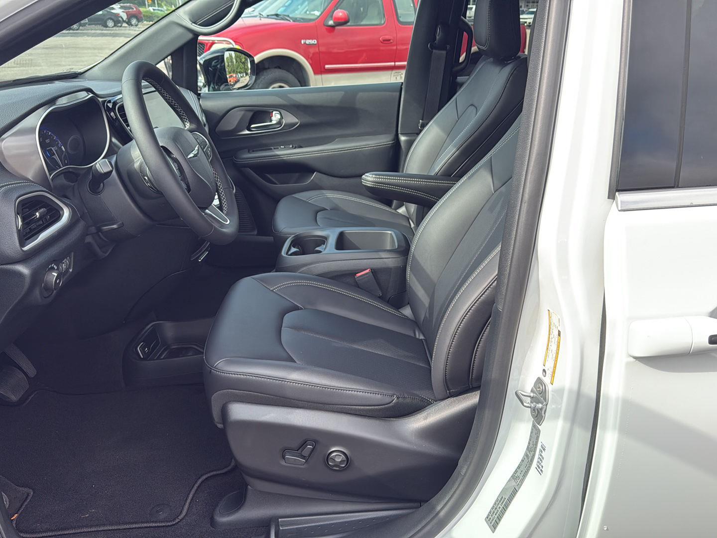2026 Chrysler Pacifica photo 9