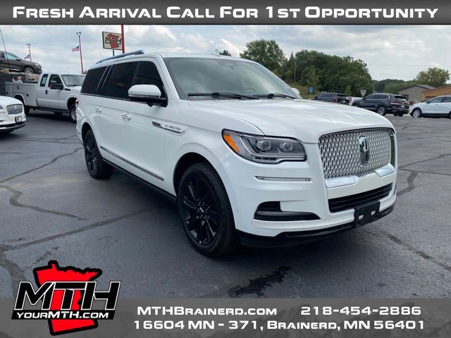 2022 Lincoln Navigator L Reserve Monochromatic photo 2