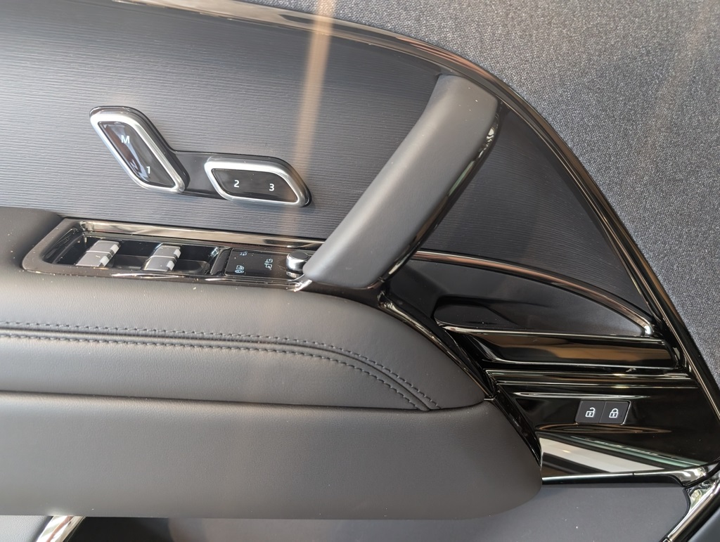2025 Land Rover Range Rover Sport SE photo 8
