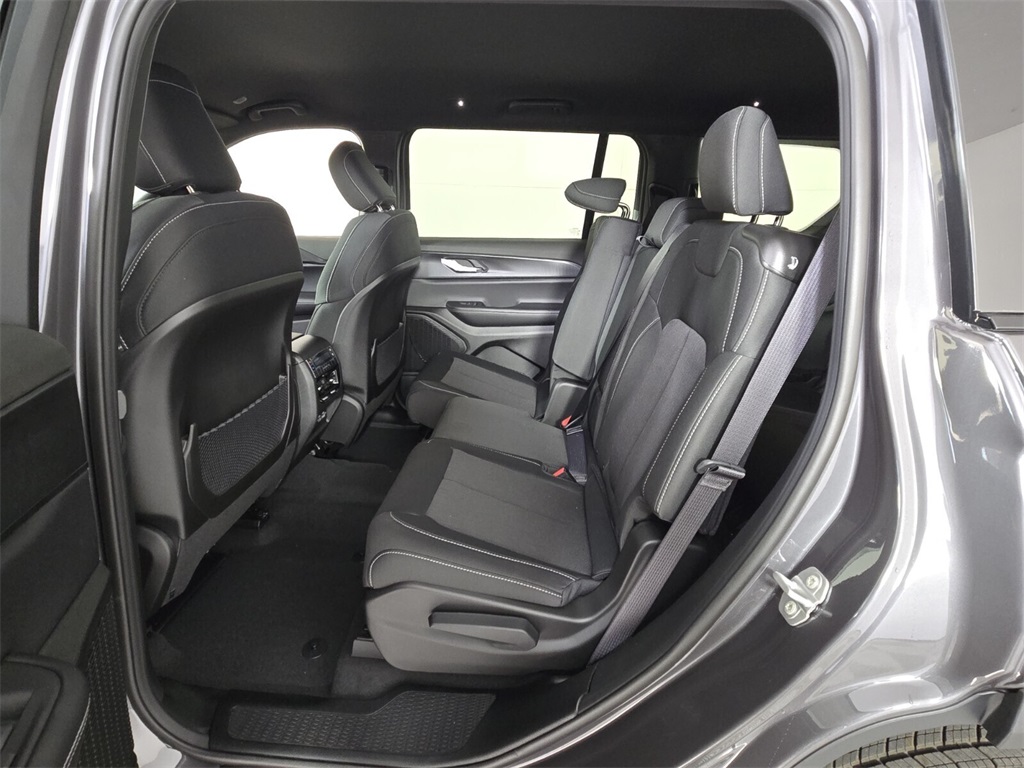 2025 Jeep Grand Cherokee Laredo photo 6