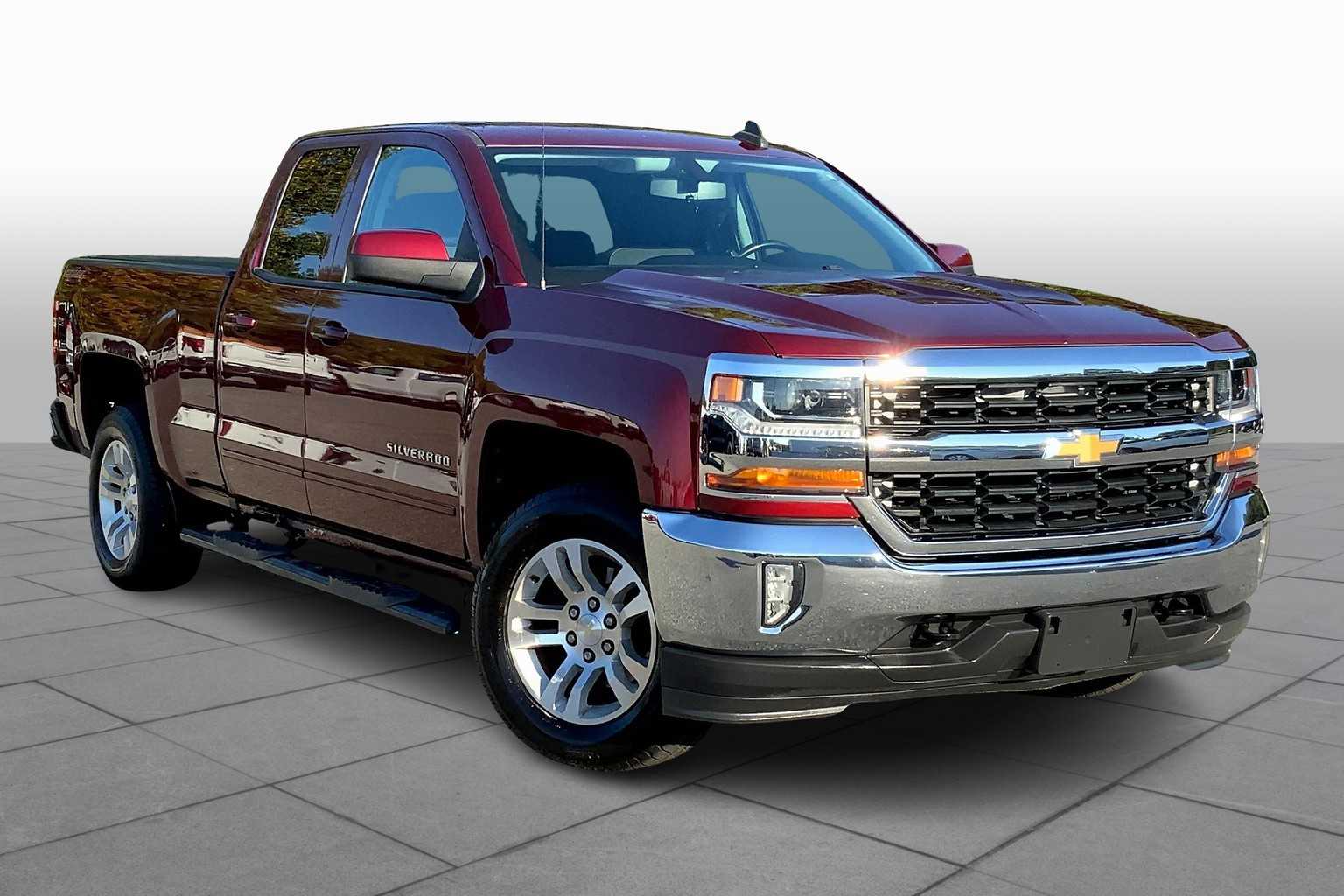 2017 Chevrolet Silverado 1500 LT photo 2