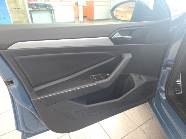 2025 Volkswagen Jetta Sport photo 8