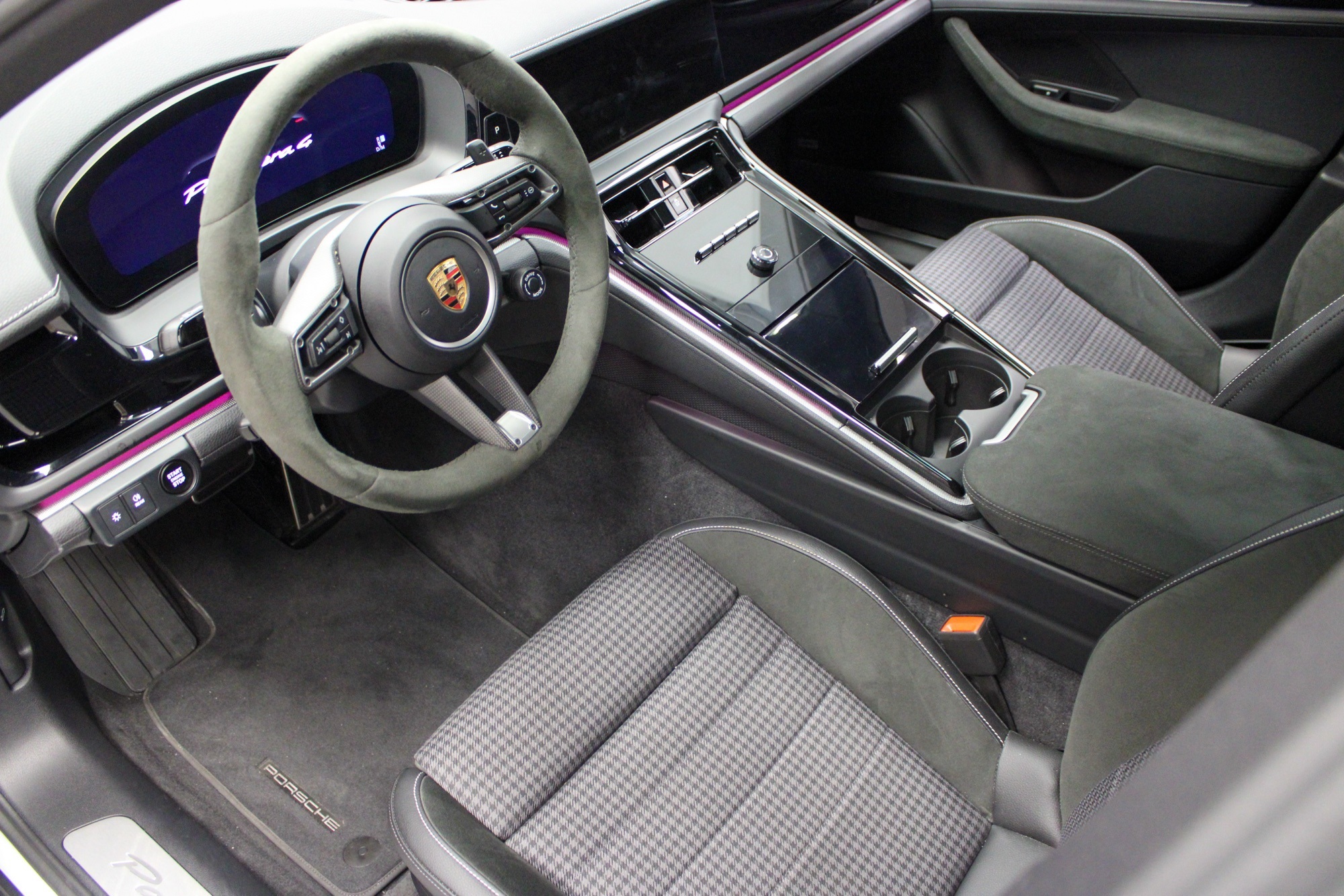 2025 Porsche Panamera 4 photo 4