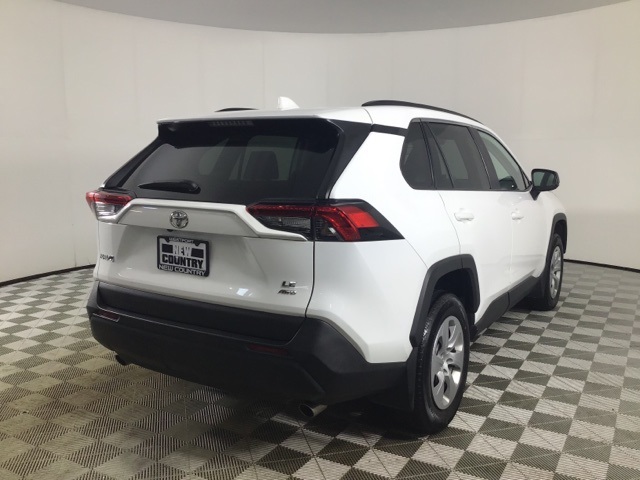 2021 Toyota RAV4 LE photo 6