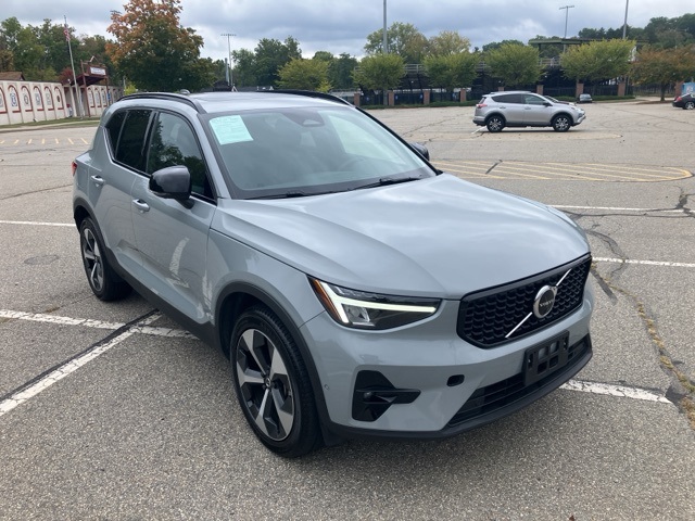 2024 Volvo XC40 Plus photo 3