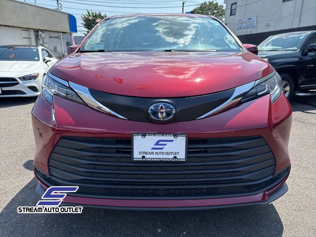 2022 Toyota Sienna LE photo 2