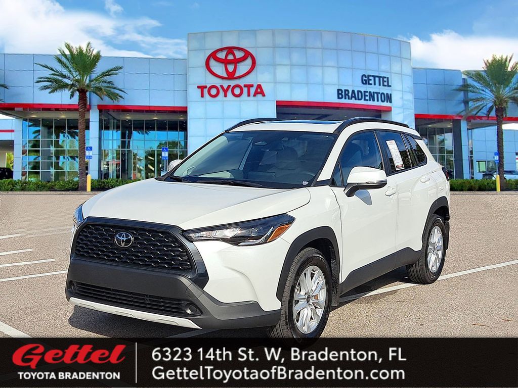 2024 Toyota Corolla Cross LE's photo