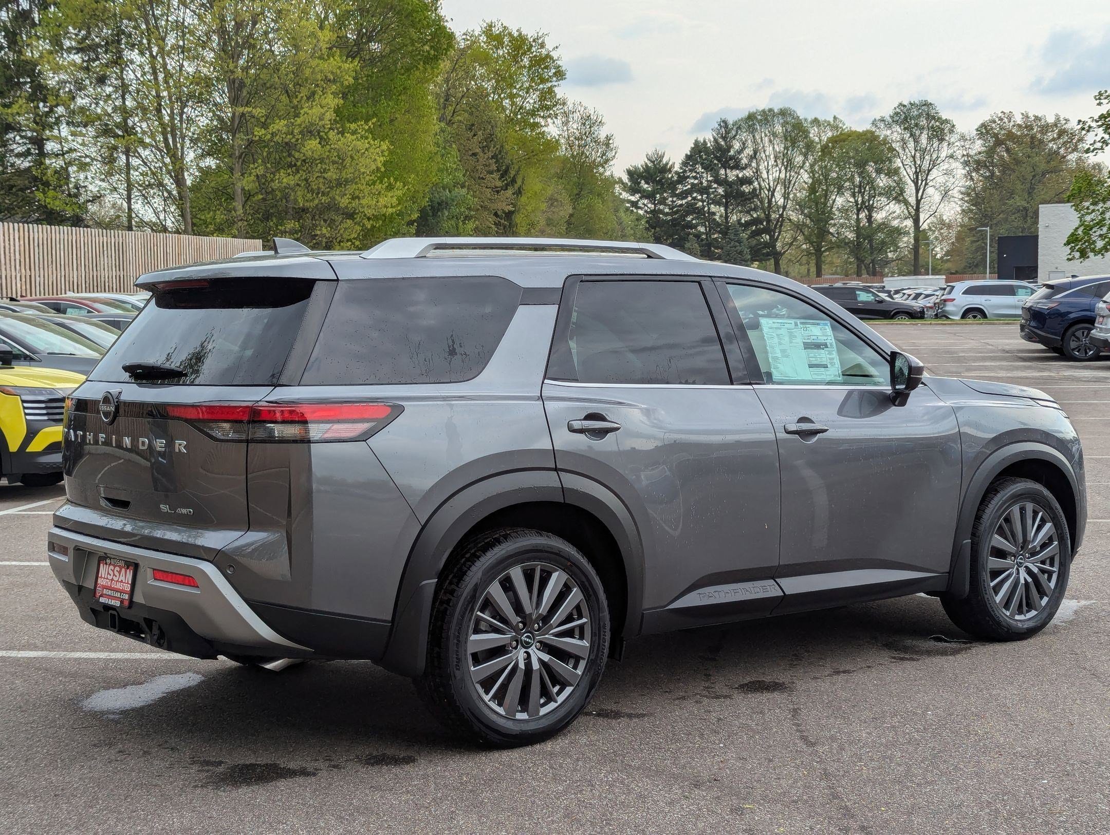 2025 Nissan Pathfinder SL photo 2