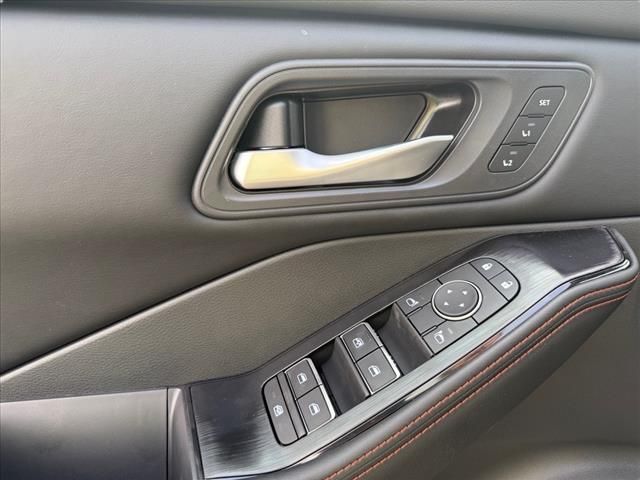 2025 Nissan Rogue SV photo 14