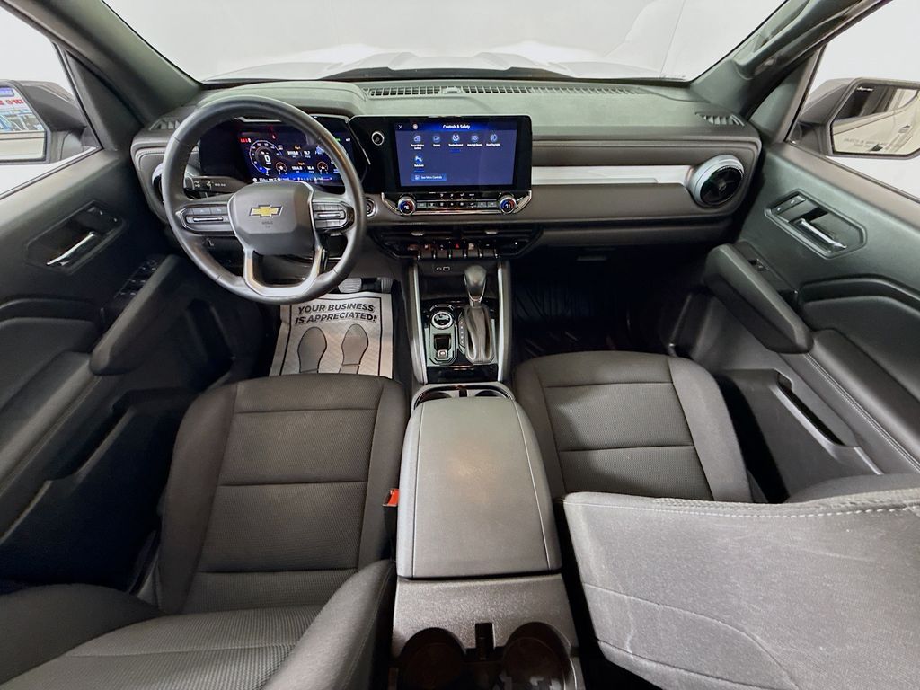 2024 Chevrolet Colorado LT photo 3