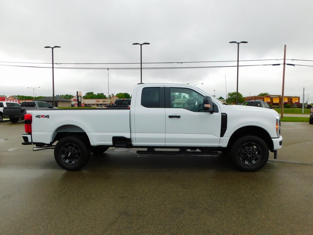 2025 Ford F-350 photo 2