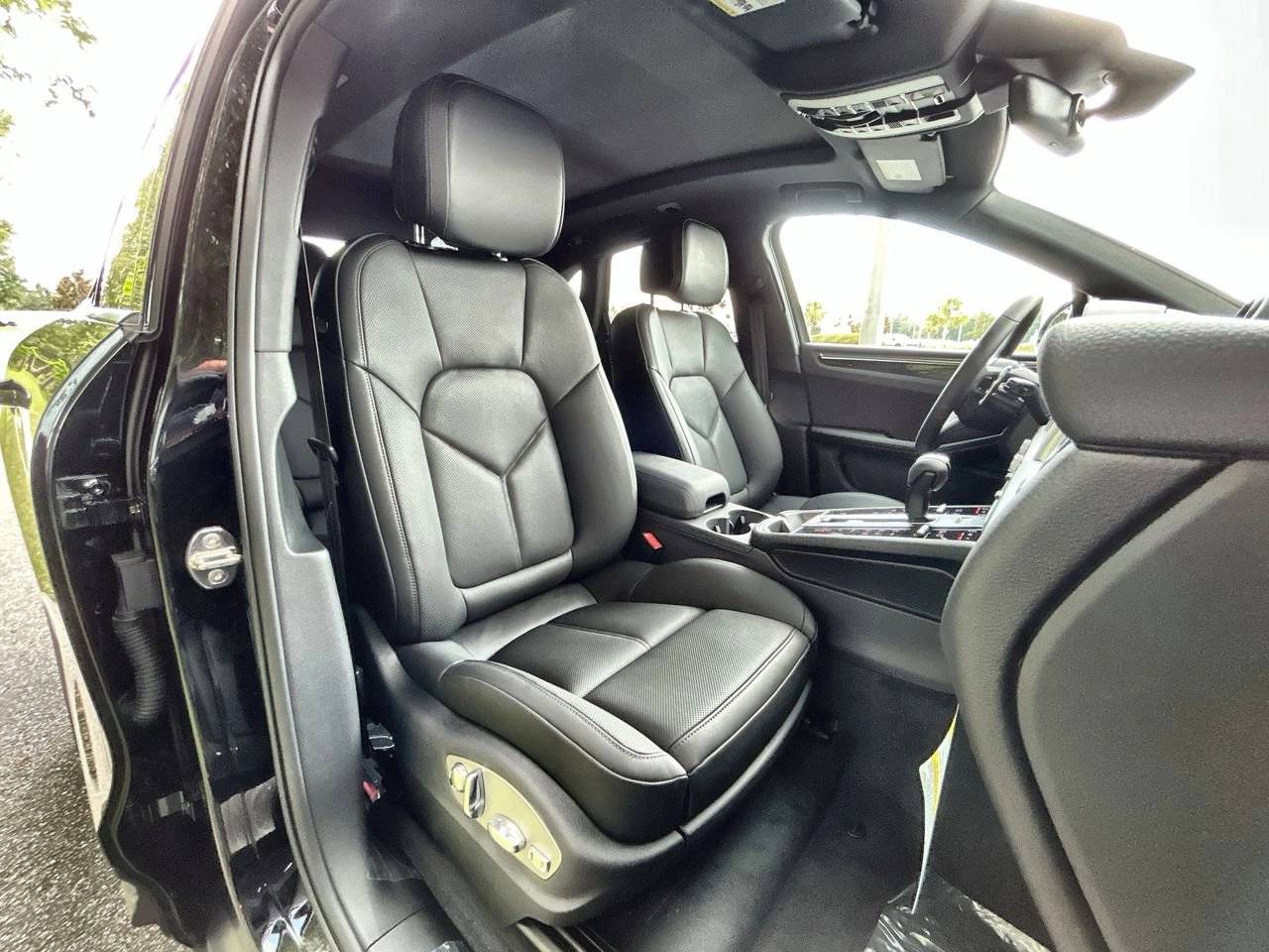 2026 Porsche Macan Base photo 28