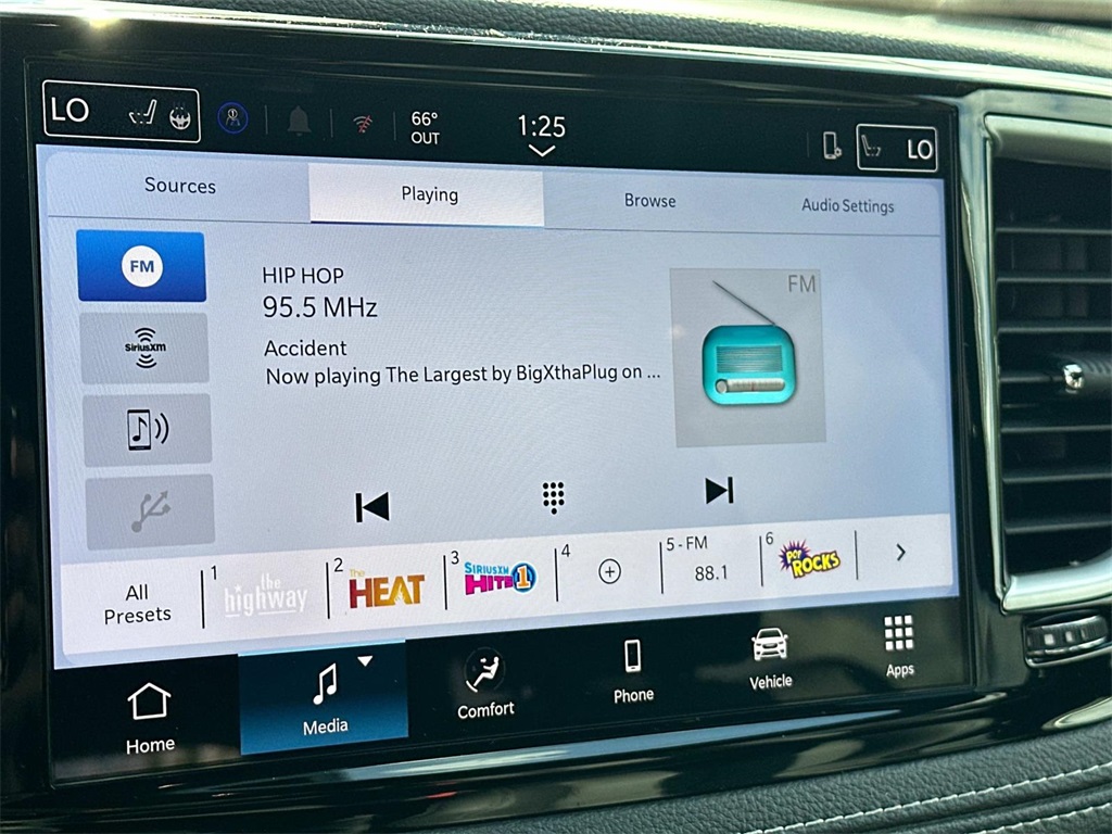 2025 Chrysler Pacifica photo 3