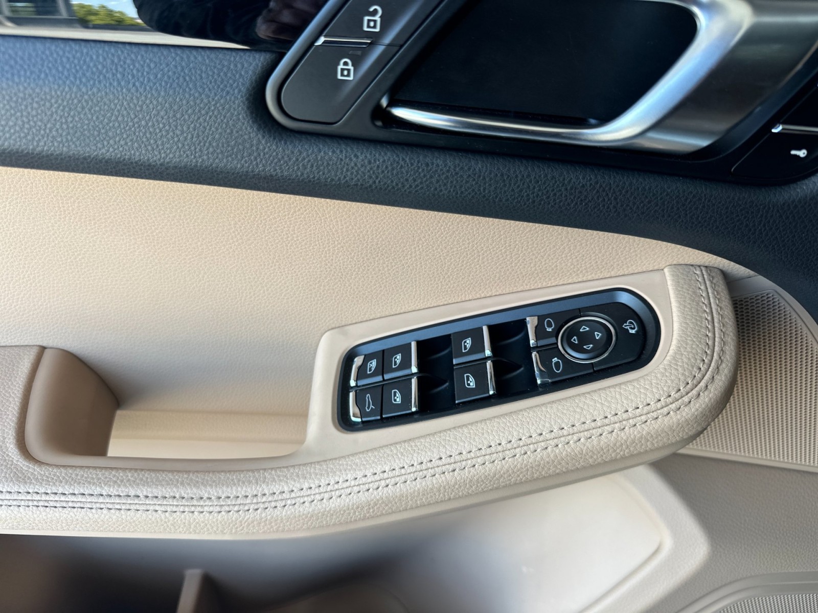 2025 Porsche Macan T photo 7
