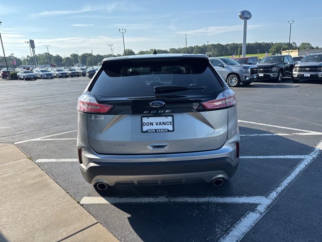 2024 Ford Edge Titanium photo 4