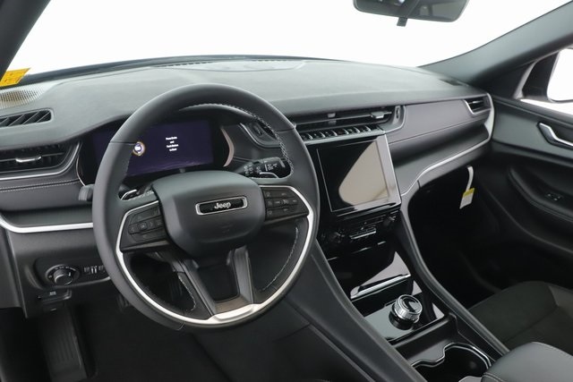 2025 Jeep Grand Cherokee Altitude photo 17
