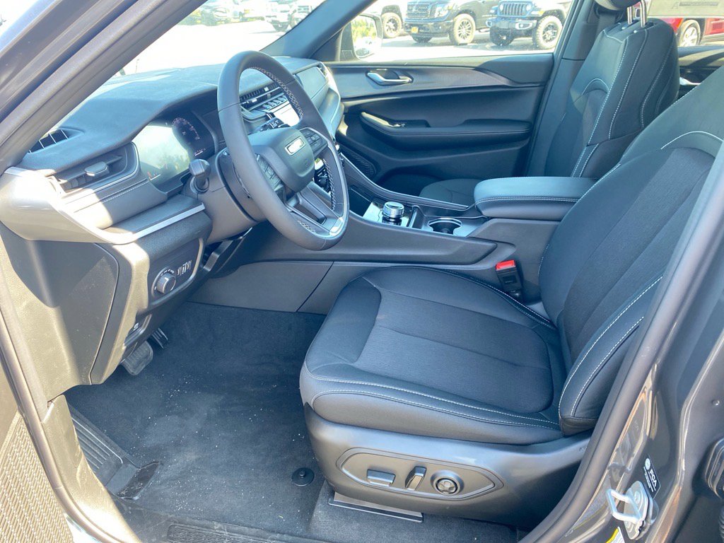 2025 Jeep Grand Cherokee Laredo Altitude photo 4